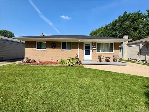 29237 Elmwood St, Roseville, MI 48066