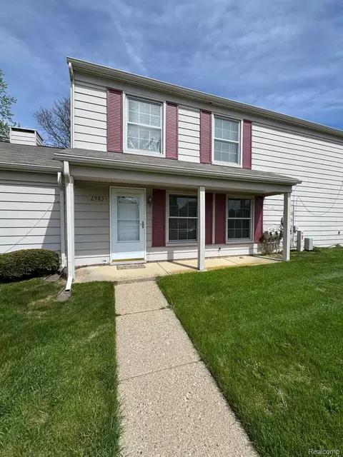 2983 Maplewood Ct, Lake Orion, MI 48360