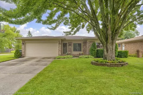 38340 Cottonwood Dr, Sterling Heights, MI 48310