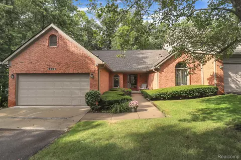 860 Woodridge Hills Dr #95, Brighton, MI 48116