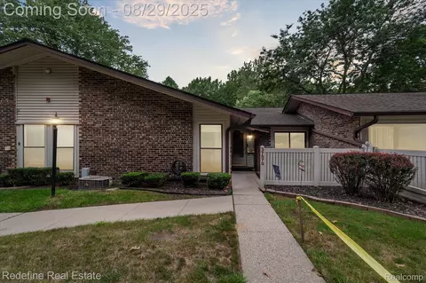 37570 Barkridge Cir, Westland, MI 48185