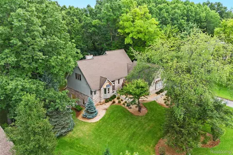 7837 Partridge Hill Dr, Brighton, MI 48116