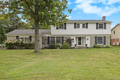 26031 Hidden Ln, Grosse Ile, MI 48138