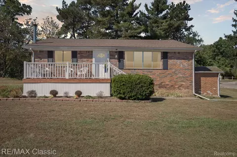 2551 Oakview Dr, Wolverine Lake, MI 48390
