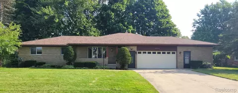 18534 Hollie Dr, Macomb, MI 48044