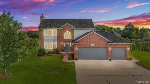 45299 Debbie Ct, Macomb, MI 48042