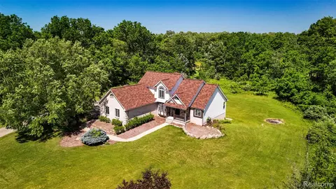 1242 Meadowbrook Ct, Oxford, MI 48371