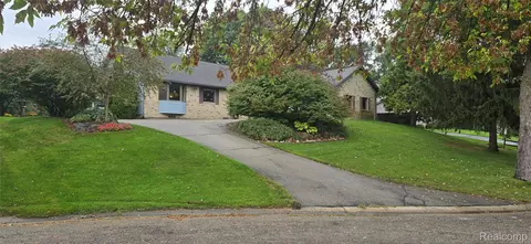 8637 Brazos Ct, White Lake, MI 48386