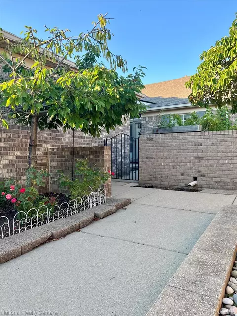 50314 Paradise Ct, Macomb, MI 48044