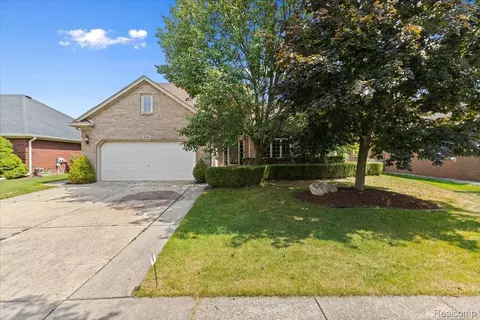 49366 Briar Pointe Dr, Macomb, MI 48044