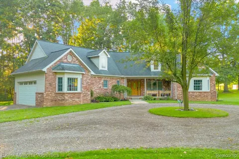 3225 S Duck Lake Rd, Highland, MI 48356