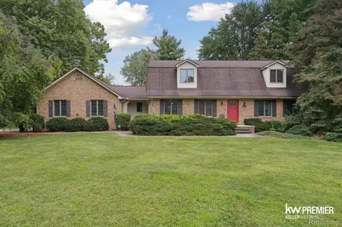 1751 Trafalgar Sq, Rochester Hills, MI 48309