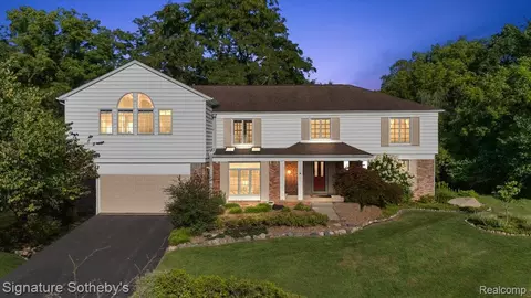 22601 Highbank Dr, Beverly Hills, MI 48025