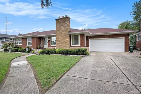 19615 Maxine St, Saint Clair Shores, MI 48080