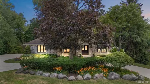 510 Hunters Xing, Bloomfield Hills, MI 48304