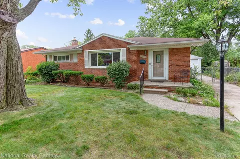 23065 Warner St, Farmington, MI 48336