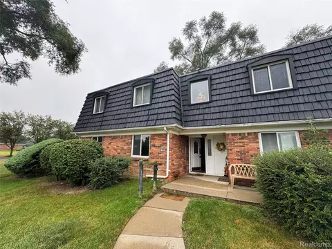 1890 Colonial Village Way #1, Waterford, MI 48328