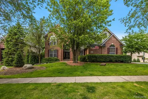 5390 Plantation Dr, Commerce, MI 48382