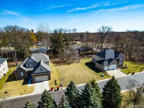 24714 Pembrooke Dr, Southfield, MI 48033