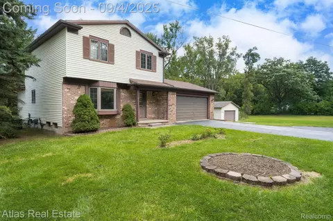 8557 Henderson Rd, Goodrich, MI 48438