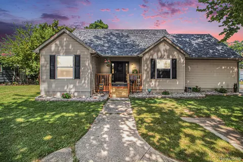 26312 Ypsilanti St, Flat Rock, MI 48134