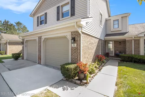674 Summit Ridge Dr, Milford, MI 48381