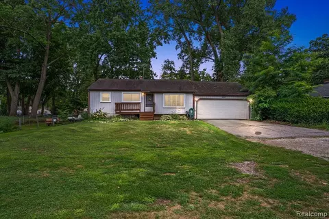 5481 Hanley, Waterford, MI 48327