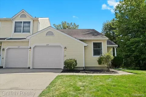 229 Meadow Pointe Dr, Fenton, MI 48430
