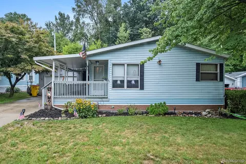 3071 E Bay Dr, Fenton, MI 48430