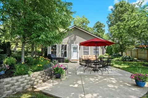 584 Black Oaks Trl, Howell, MI 48843