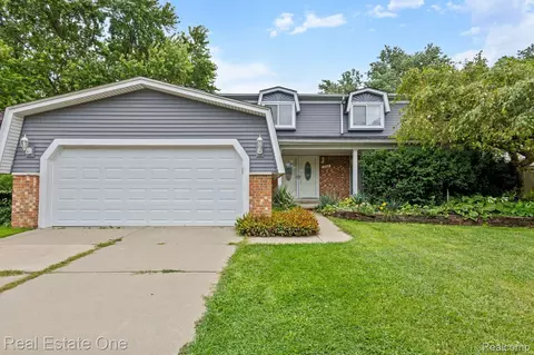 1740 Lakewood Dr, Troy, MI 48083