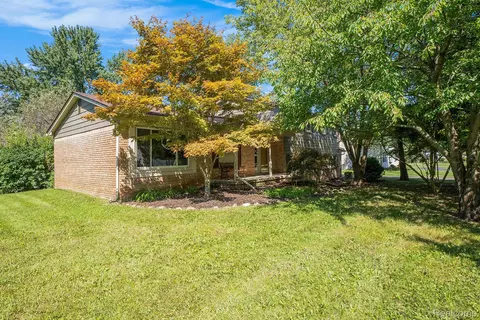 4516 Kevin Ct, West Bloomfield, MI 48322