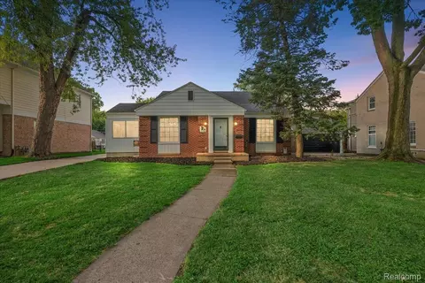1108 Roslyn Rd, Grosse Pointe Woods, MI 48236