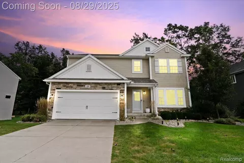 1000 Waters Edge Ln, Fenton, MI 48430
