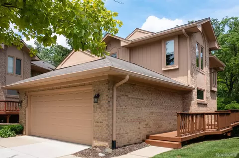 22140 River Ridge Trl, Farmington Hills, MI 48335