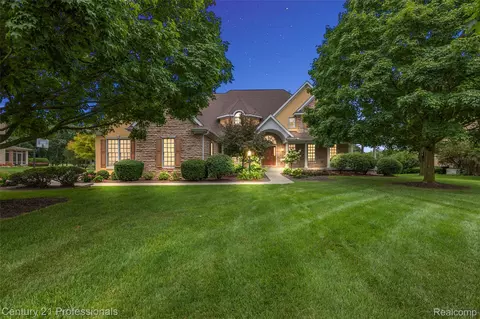 9310 Fairway Trl, Grand Blanc, MI 48439