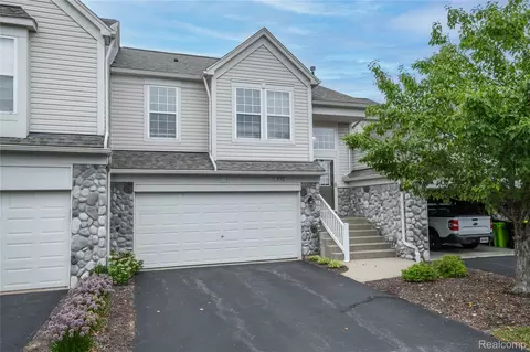 572 Dockside Cir, Holly, MI 48442