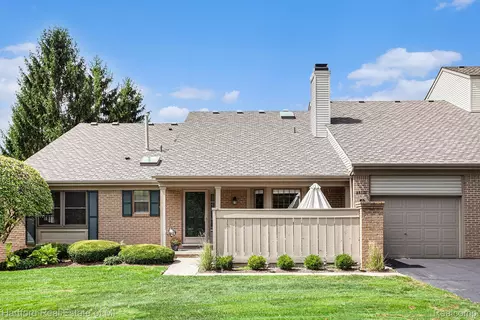 29335 Regents Pointe #77, Farmington, MI 48331