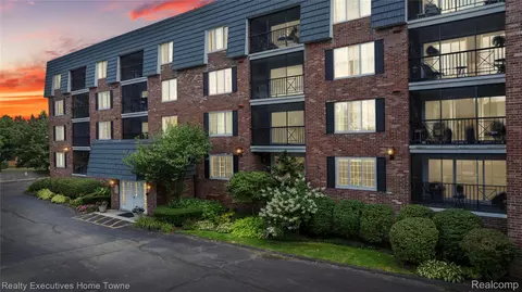 3439 Benjamin Ave #121, Royal Oak, MI 48073