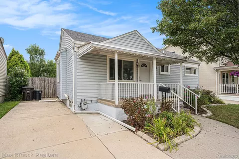 17552 Smith St, Riverview, MI 48193