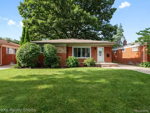 20425 Sunnydale St, Saint Clair Shores, MI 48081