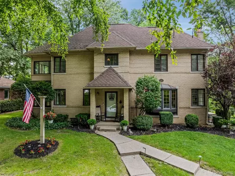 21071 Thorofare Rd, Grosse Ile, MI 48138