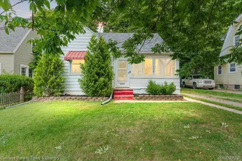 2307 Strathmore Rd, Lansing, MI 48910