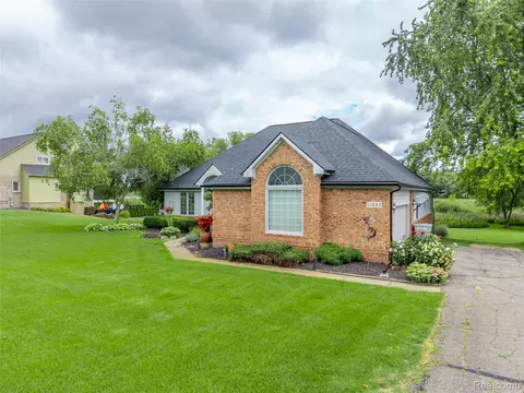 11247 Arrowhead Dr, Green Oak, MI 48178
