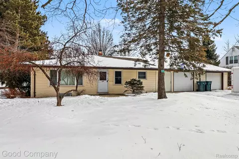 835 S Saginaw St, Lapeer, MI 48446
