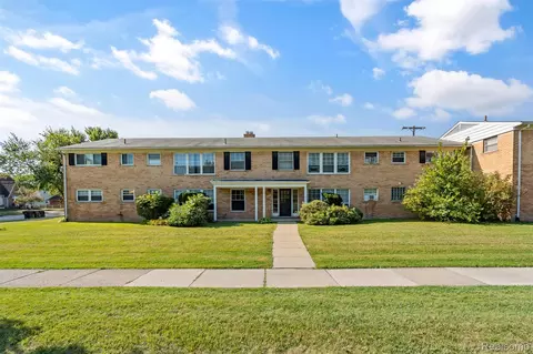 2503 W 13 Mile Rd #18, Royal Oak, MI 48073