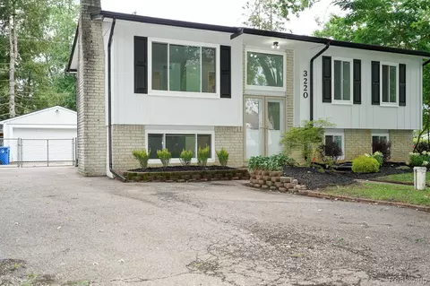 3220 Chenoa St, Commerce, MI 48382