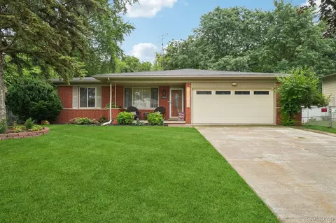 1348 Norfolk Ave, Grand Blanc, MI 48439