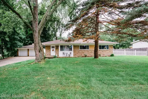 52471 Ihla St, Utica, MI 48316