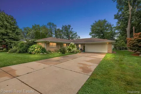 25132 Bonaire Ct, Harrison, MI 48045